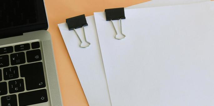 ビジネス 白紙とパソコン 書類の作成 ビジネス 白紙とパソコン 書類の作成 ビジネスイメージ,書類作成,コピースペースの写真素材