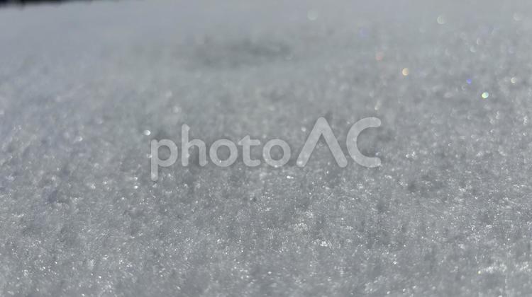 まっさらな雪にきらきらと反射する光 光,反射,まっさらの写真素材
