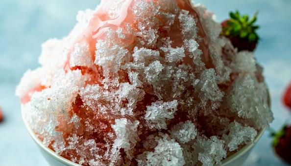ふわふわした食感のいちごのかき氷 ふわふわした食感のいちごのかき氷の写真