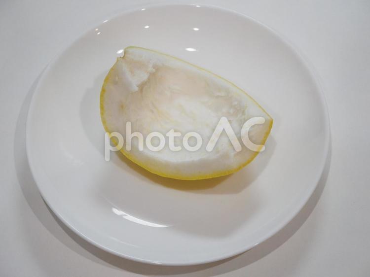 パール柑の皮　内側　白いお皿 パール柑,柑橘,果物の写真素材