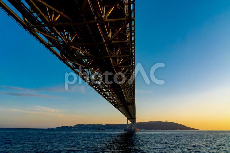 夕焼けの明石海峡大橋 明石海峡大橋,明石海峡,橋の写真素材