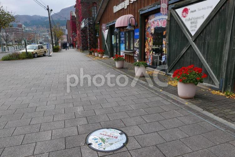 函館市内のカラーマンホールと街並み 函館,カラーマンホール,マンホールの写真素材
