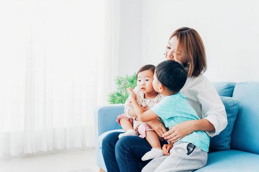 家で子どもたちと遊ぶ若い主婦 家で子どもたちと遊ぶ若い主婦 外出自粛,白背景,綺麗の写真素材