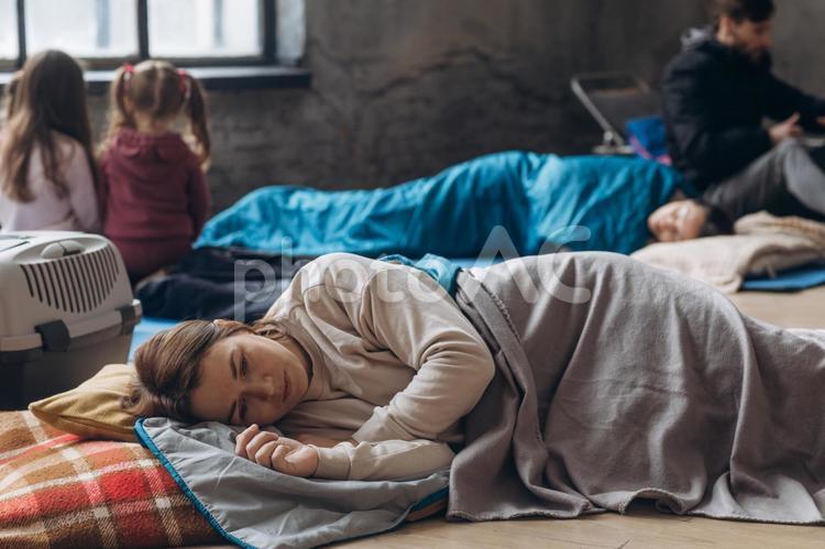 仮眠をとる女性と女の子たち 女性,女の子,人物の写真素材