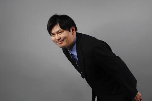 笑顔でお辞儀するビジネスマン 笑顔でお辞儀するビジネスマン ビジネスマン,お辞儀,笑顔の写真素材