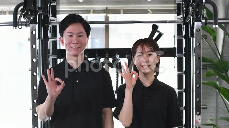 OKをするジムのインストラクターの男女 ジム,スポーツジム,フィットネスの写真素材