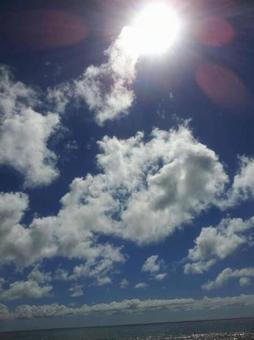 夏の太陽と空と雲 夏の太陽と空と雲の写真