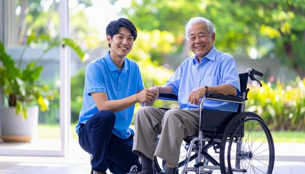 車椅子に乗った高齢男性と男性介護士 車椅子に乗った高齢男性と男性介護士の写真