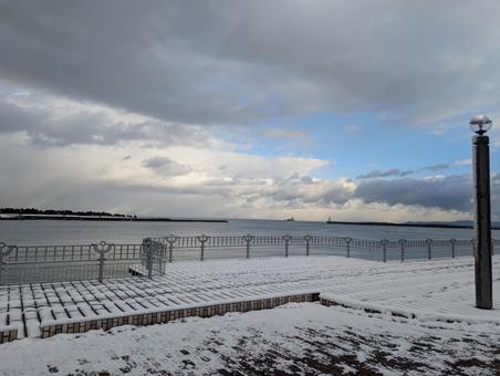冬の海の朝 雪,白い,冬の写真素材