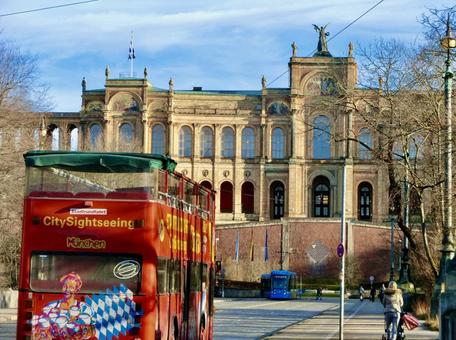 ドイツ ミュンヘンの街並みと観光バス ヨーロッパ,街並み,町並みの写真素材