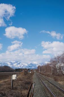 雪山と線路 雪山と線路の写真