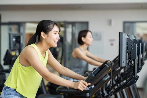 ジムでトレーニングする若い女性 ジム,フィットネス,トレーニングの写真素材