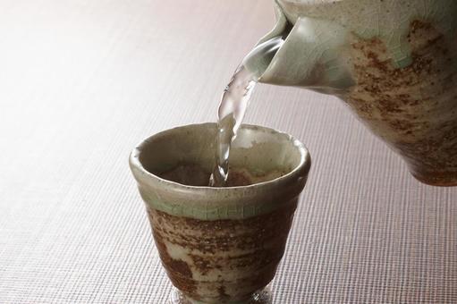 手酌酒 手酌酒 お酒,おちょこ,注ぐの写真素材