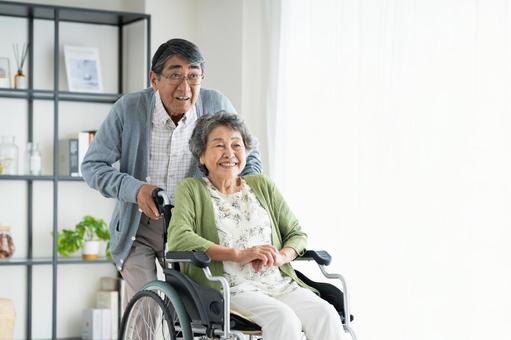 在宅介護 介護,車椅子,シニアの写真素材