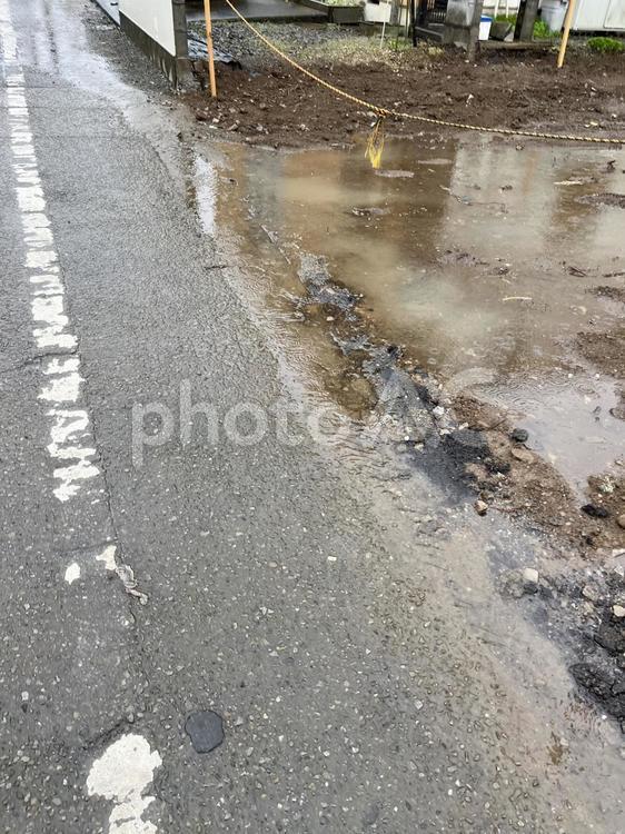 大雨と水たまり 雨,道路,水たまりの写真素材