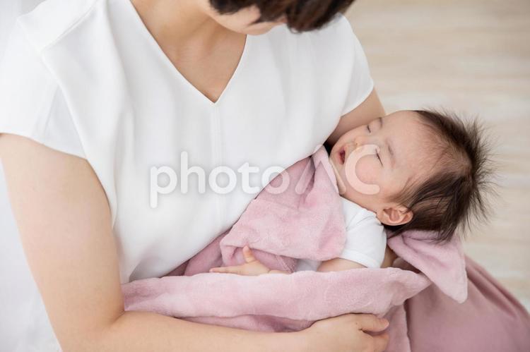 赤ちゃんのイメージ 横抱き,寝かしつけ,赤ちゃんの写真素材