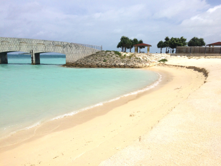 南国の海辺に桟橋と浜辺の風景 南国の海辺に桟橋と浜辺の風景 海,ビーチ,景色の写真素材