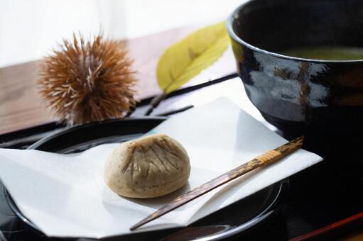 窓辺から秋の日差し　栗きんとんとお抹茶 秋,栗,栗きんとんの写真素材