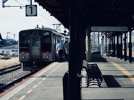 琴平駅に停車する土讃線7200系電車 琴平駅に停車する土讃線7200系電車 土讃線,琴平駅,琴平町の写真素材