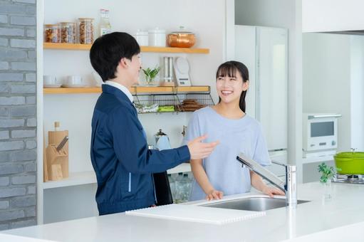 キッチンで女性に説明をする不動産業者 キッチンで女性に説明をする不動産業者 不動産,設計,女性の写真素材