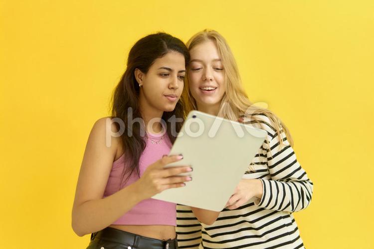タブレットを一緒に見る女性たち1 女性,友達,歓喜の写真素材
