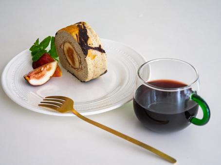 いちじく、ロールケーキ、ミント、赤ワイン いちじく、ロールケーキ、ミント、赤ワインの写真