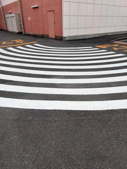 変な形の横断歩道 変な形の横断歩道 横断歩道,変な形,変わってるの写真素材