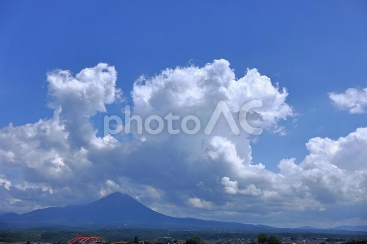 夏の空と大山　２ もくもく,背景,空模様の写真素材