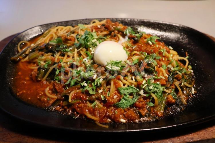 パスタ店の鉄板ほうれん草温泉卵ポロネーゼ 背景,ほうれん草,温泉卵の写真素材