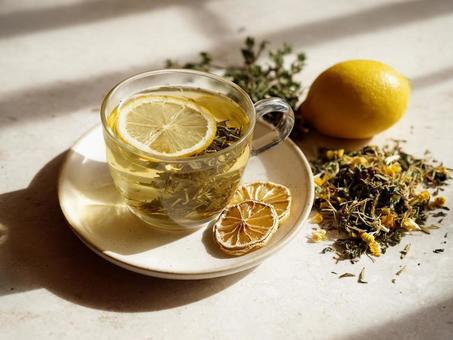 おしゃれなレモンのハーブティの写真