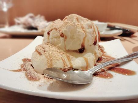 バニラアイスきなこがけ バニラアイスきなこがけ バニラアイス,アイスクリーム,きなこの写真素材