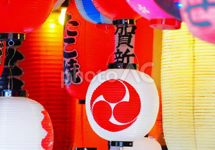 和紙製のたくさんの提灯が飾られている店頭 赤提灯,赤ちょうちん,提灯の写真素材