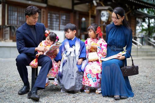 椅子に座る家族 椅子に座る家族 七五三,お参り,七五三参りの写真素材