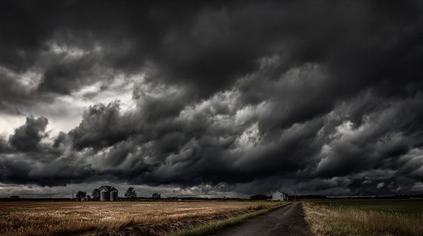 自然の猛威を感じさせる重厚な雲 自然の猛威を感じさせる重厚な雲の写真