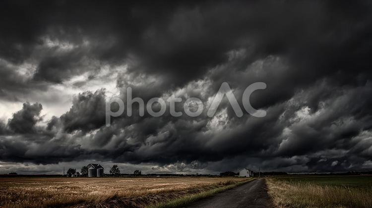自然の猛威を感じさせる重厚な雲 曇り空,嵐,暴風雨の写真素材