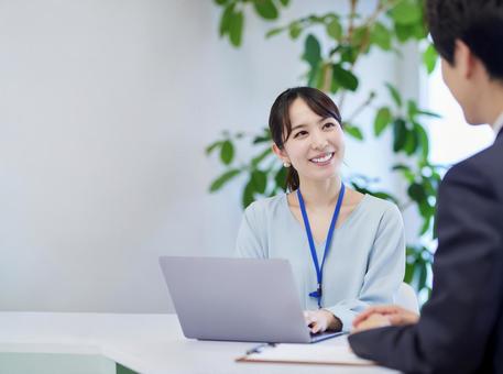 オフィスでPCを使って打ち合わをする男女 オフィスでPCを使って打ち合わをする男女の写真
