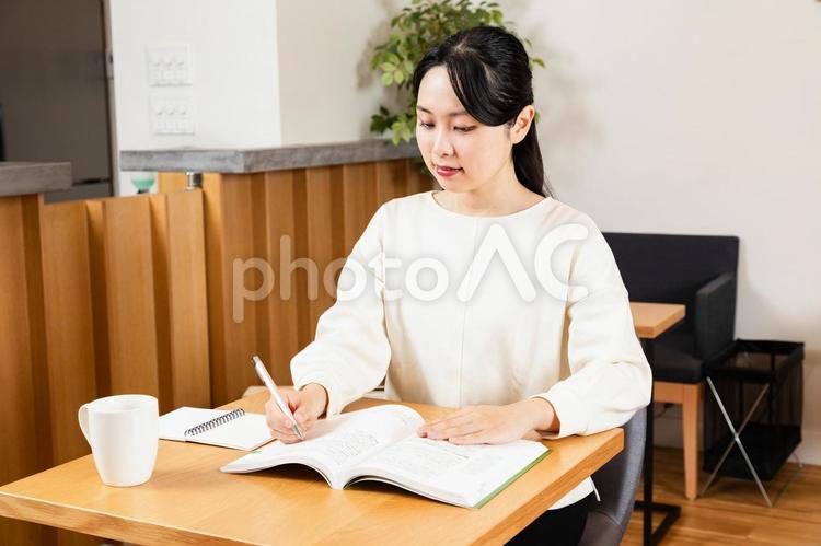試験勉強をするアジア人女性06 勉強,女性,人物の写真素材