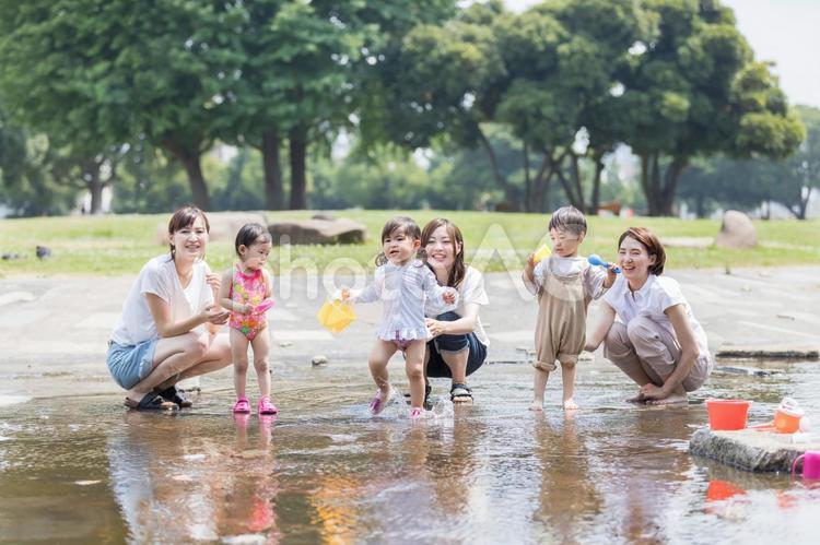 ママ友　母親　育児　水遊び　 育児,ママ友,公園の写真素材