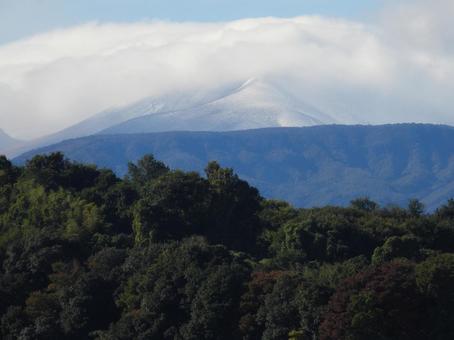 近所の小川から見た初冠雪の浅間山 自然,景色,雪の写真素材