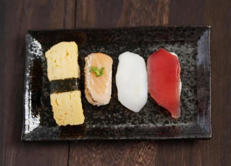 四種の寿司盛り合わせ 四種の寿司盛り合わせ 寿司,握り寿司,卵焼きの写真素材