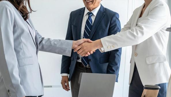 ビジネス 商談 握手 ビジネス 商談 握手の写真