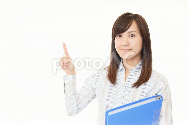 指示する笑顔のビジネスウーマン 女性,ビジネスウーマン,女の写真素材