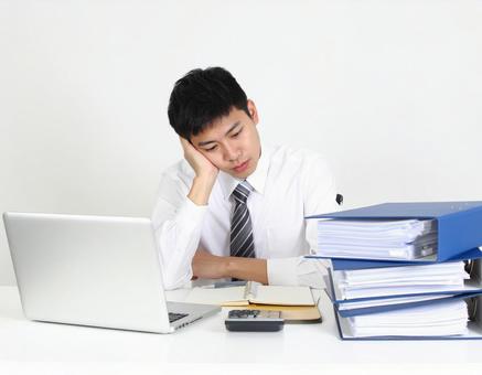 オフィスで困っているサラリーマン男性の写真