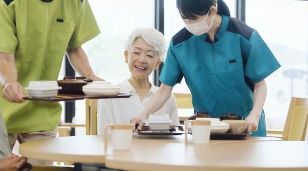 介護施設で食事を待つ高齢者 介護施設で食事を待つ高齢者 介護施設,食事,待つの写真素材