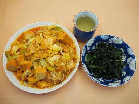野菜と厚揚げの豆板醤炒め＆菠薐草の胡麻 野菜と厚揚げの豆板醤炒め,ほうれん草の胡麻和え,自家製の写真素材