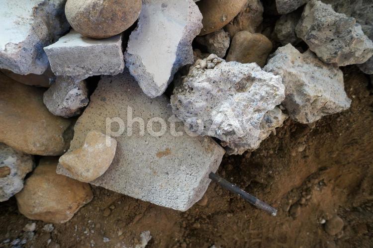 壊れたコンクリートブロック 土,床,自然の写真素材