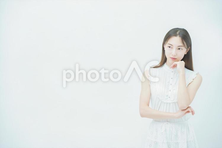ストレスを抱えた表情をする若い女性 女性,失敗,顔の写真素材