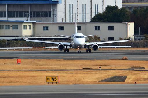 大阪国際空港で離発着する旅客機 大阪国際空港で離発着する旅客機 大阪国際空港,伊丹空港,旅客機の写真素材