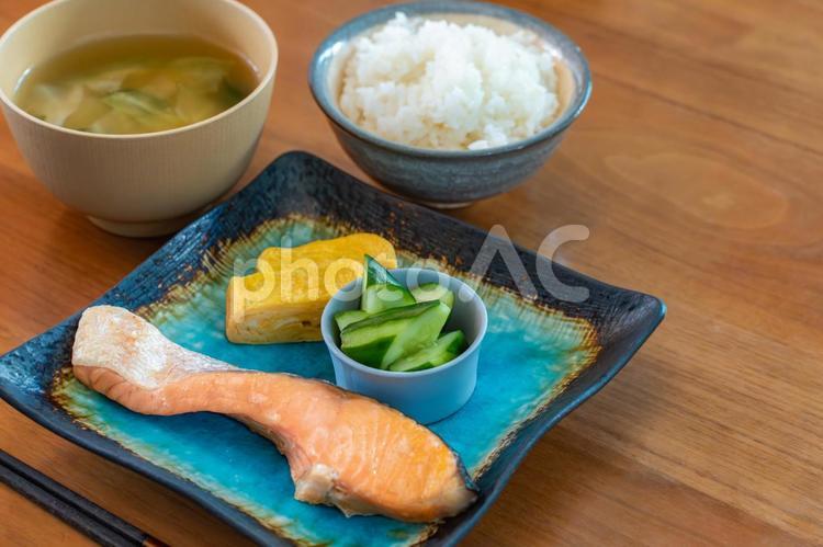 焼き鮭と卵焼きの朝食 朝食,和食,焼き鮭の写真素材
