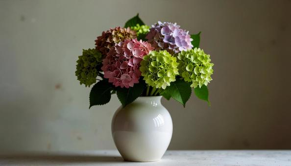 白い花瓶に生けられた花束 白背景 白い花瓶に生けられた花束 白背景の写真